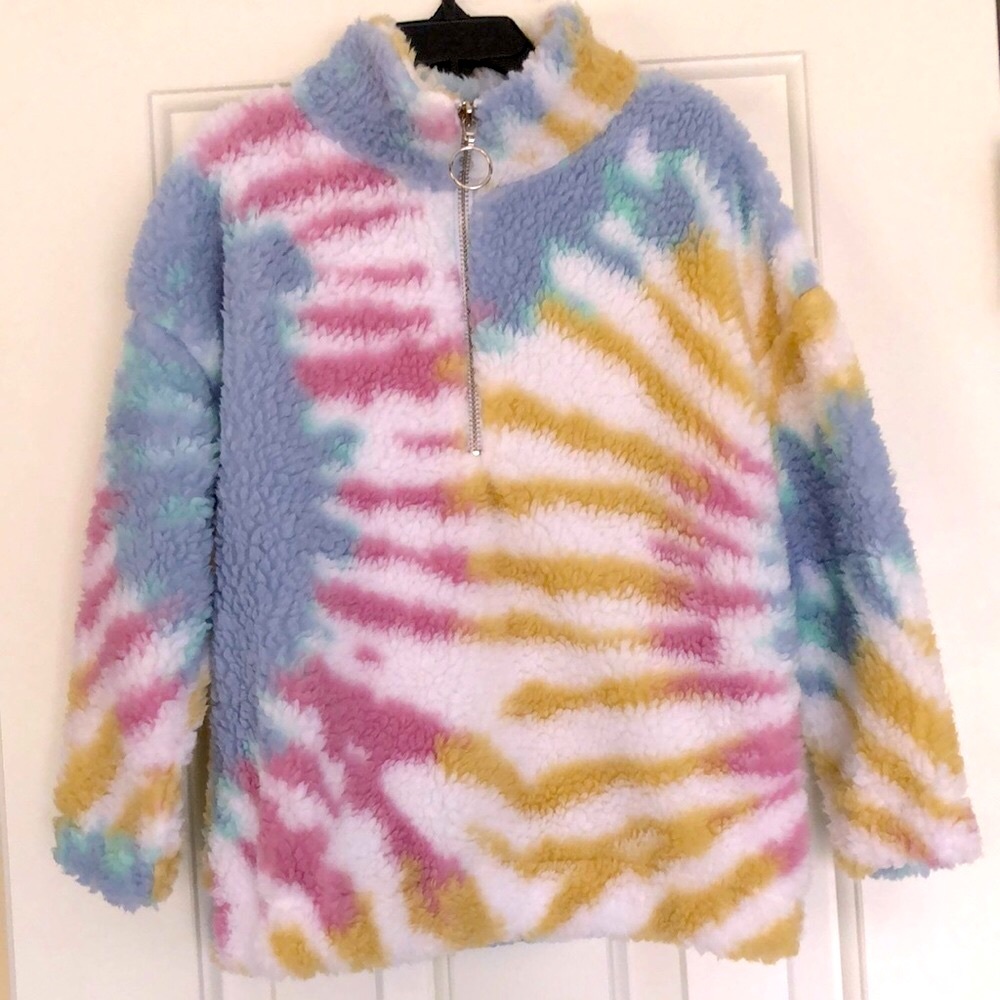 New girl’s super soft fleece jacket.  Size S.  Partial zip up. By BKE youth.